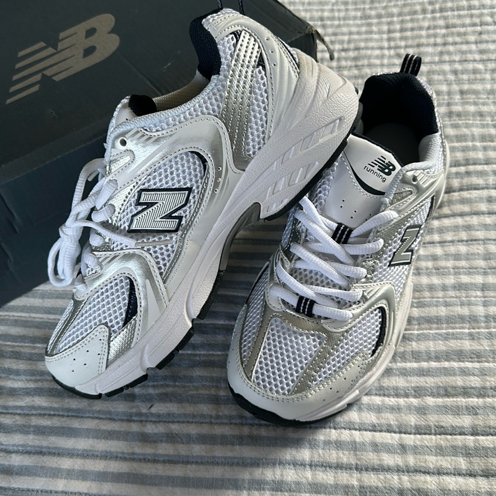 New Balance 530 Trainers